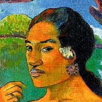 femme tenant un fruit